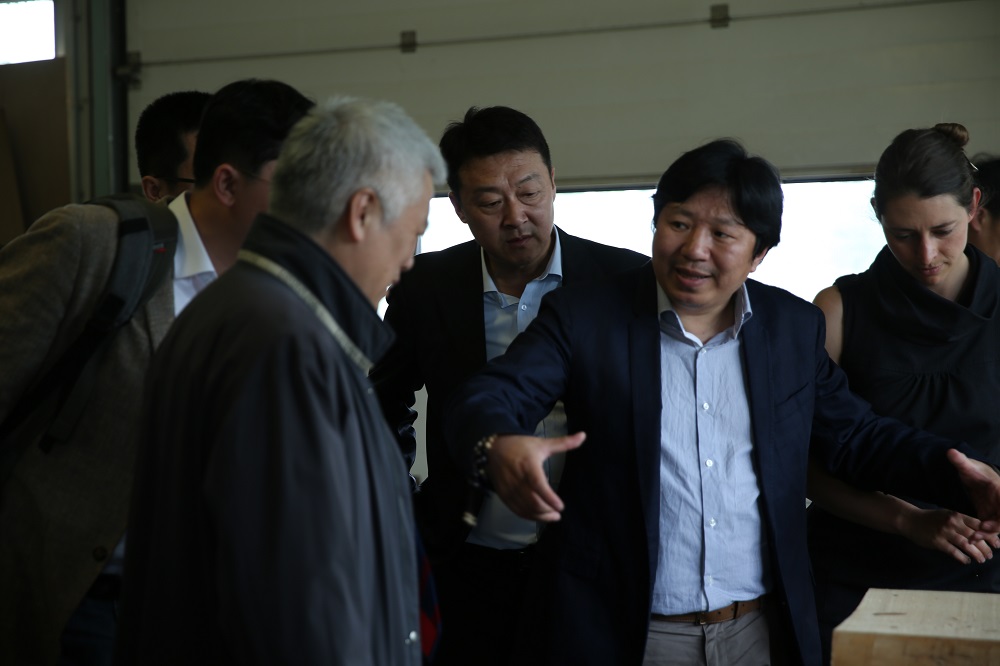 國家工信部、國家標(biāo)準(zhǔn)化委員會(huì)、德國經(jīng)濟(jì)和能源部在德國萊比錫召開了《中德智能制造/工業(yè)4.0標(biāo)準(zhǔn)化工作組會(huì)議》。會(huì)議期間，一行人參觀了位于德國萊比錫的德國國寶博蘭斯勒鋼琴廠