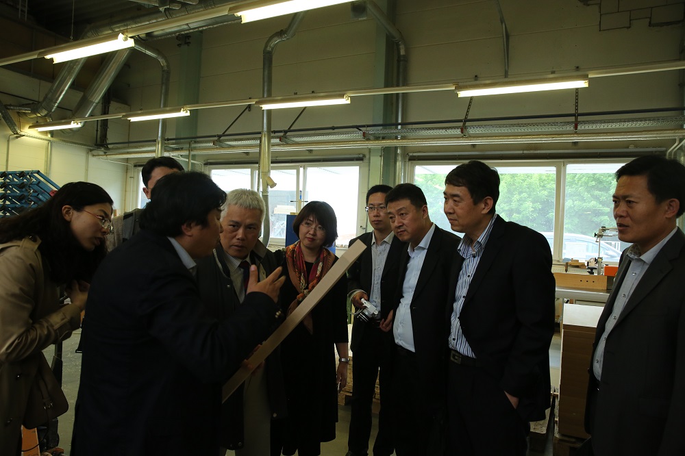 國家工信部、國家標(biāo)準(zhǔn)化委員會(huì)、德國經(jīng)濟(jì)和能源部在德國萊比錫召開了《中德智能制造/工業(yè)4.0標(biāo)準(zhǔn)化工作組會(huì)議》。會(huì)議期間，一行人參觀了位于德國萊比錫的德國國寶博蘭斯勒鋼琴廠