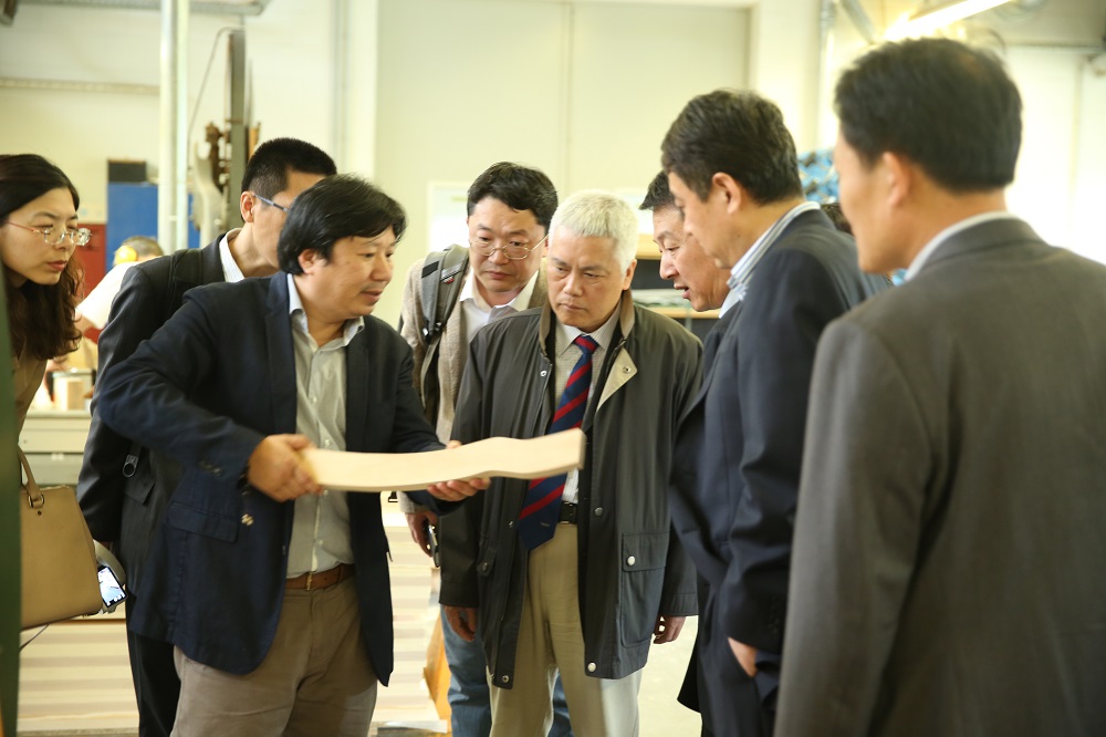 國家工信部、國家標(biāo)準(zhǔn)化委員會(huì)、德國經(jīng)濟(jì)和能源部在德國萊比錫召開了《中德智能制造/工業(yè)4.0標(biāo)準(zhǔn)化工作組會(huì)議》。會(huì)議期間，一行人參觀了位于德國萊比錫的德國國寶博蘭斯勒鋼琴廠