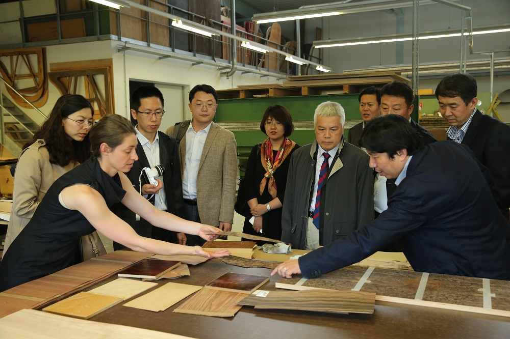 國家工信部、國家標(biāo)準(zhǔn)化委員會(huì)、德國經(jīng)濟(jì)和能源部在德國萊比錫召開了《中德智能制造/工業(yè)4.0標(biāo)準(zhǔn)化工作組會(huì)議》。會(huì)議期間，一行人參觀了位于德國萊比錫的德國國寶博蘭斯勒鋼琴廠