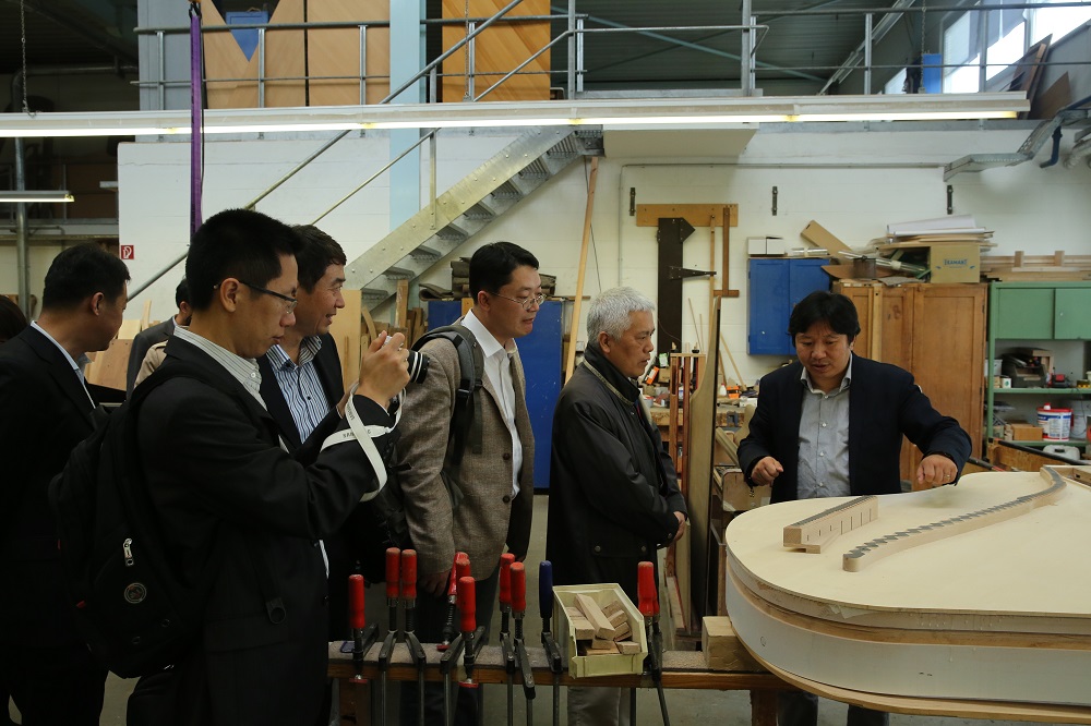 國家工信部、國家標(biāo)準(zhǔn)化委員會(huì)、德國經(jīng)濟(jì)和能源部在德國萊比錫召開了《中德智能制造/工業(yè)4.0標(biāo)準(zhǔn)化工作組會(huì)議》。會(huì)議期間，一行人參觀了位于德國萊比錫的德國國寶博蘭斯勒鋼琴廠