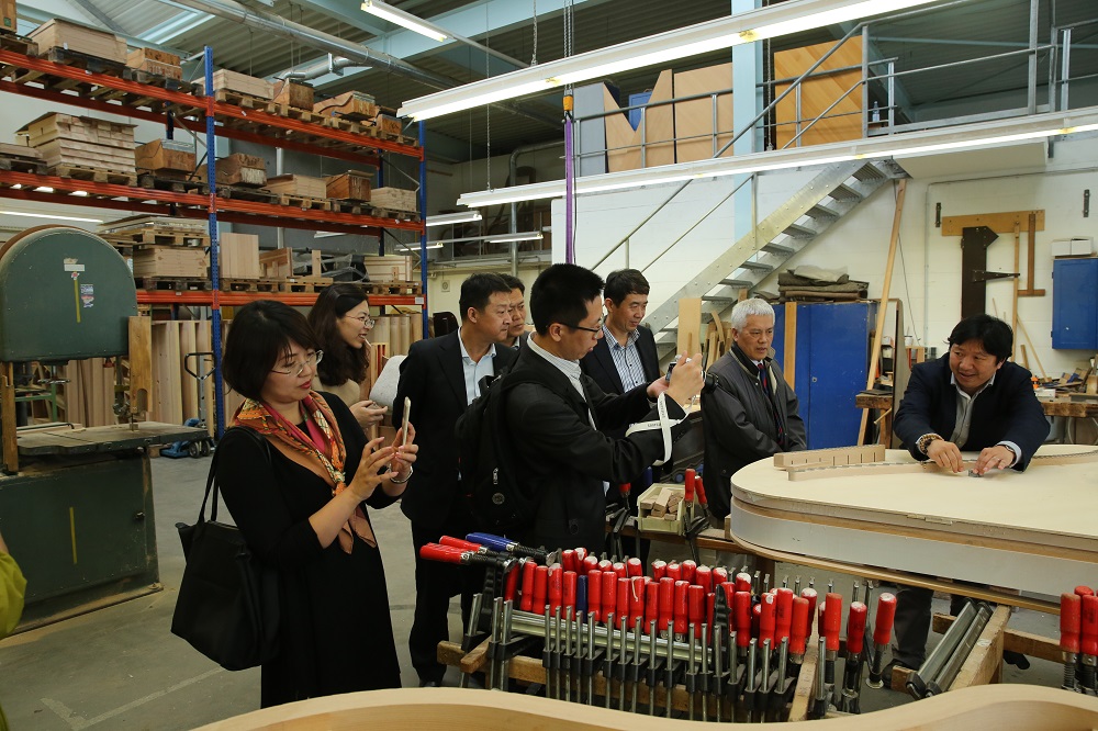 國家工信部、國家標(biāo)準(zhǔn)化委員會(huì)、德國經(jīng)濟(jì)和能源部在德國萊比錫召開了《中德智能制造/工業(yè)4.0標(biāo)準(zhǔn)化工作組會(huì)議》。會(huì)議期間，一行人參觀了位于德國萊比錫的德國國寶博蘭斯勒鋼琴廠