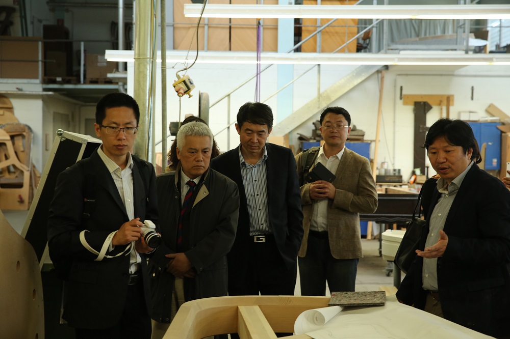 國家工信部、國家標(biāo)準(zhǔn)化委員會(huì)、德國經(jīng)濟(jì)和能源部在德國萊比錫召開了《中德智能制造/工業(yè)4.0標(biāo)準(zhǔn)化工作組會(huì)議》。會(huì)議期間，一行人參觀了位于德國萊比錫的德國國寶博蘭斯勒鋼琴廠